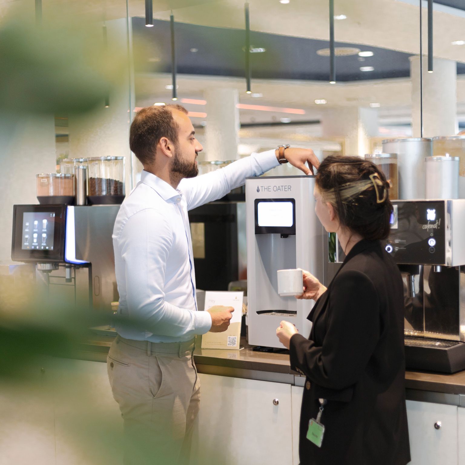 Frischer Haferdrink im Kaffeebereich